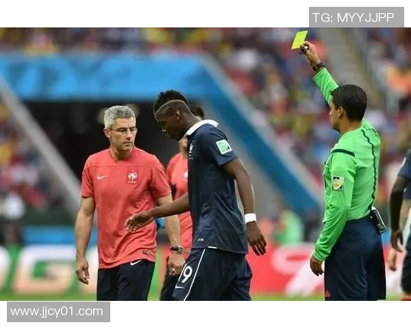 足球球星脱球服庆祝被黄牌警告 引发赛场争议与热议